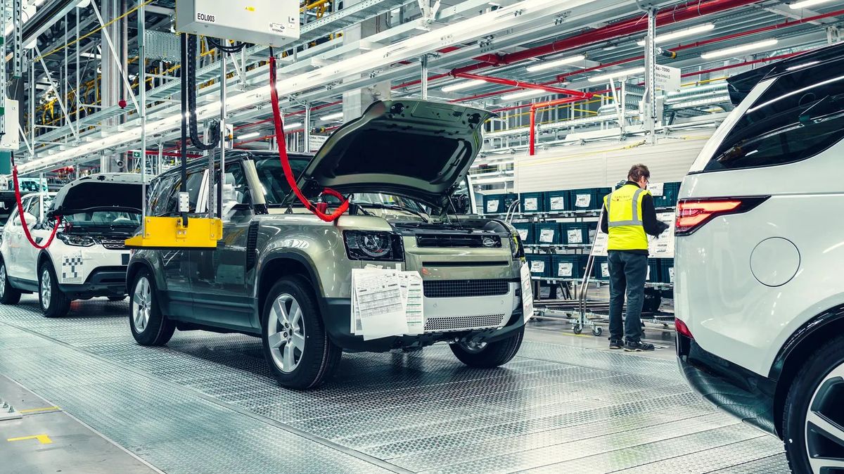 Hackerský útok zastavil výrobu aut na celý měsíc, britská automobilka prodělala 1,4 miliardy